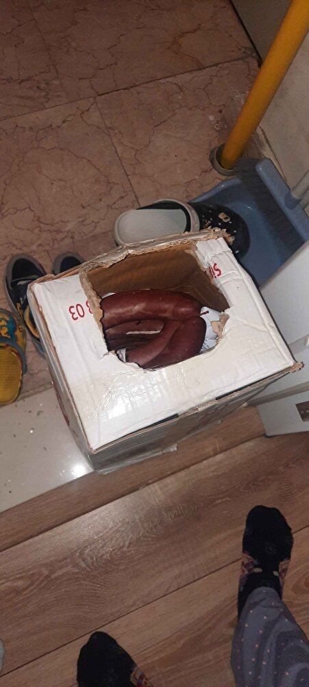 Ürün zaten 4. kez falan aldığımız bir ürün gayet güzel ama paketleme çok iyi değildi bu sefer kutu yırtık geldi içinden sucuk düşmemiştir umarım dedik. Hediyeniz için teşekkürler 😊