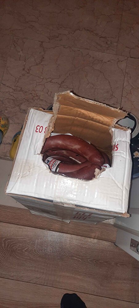 Ürün zaten 4. kez falan aldığımız bir ürün gayet güzel ama paketleme çok iyi değildi bu sefer kutu yırtık geldi içinden sucuk düşmemiştir umarım dedik. Hediyeniz için teşekkürler 😊