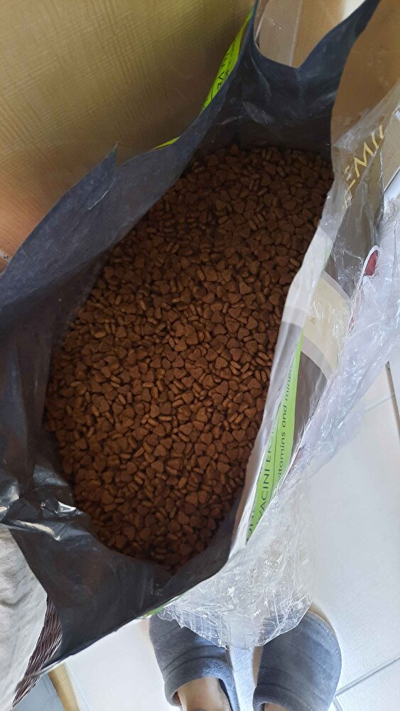 Sorunsuz bir alışveriş oldu.Fiyatı çok yükseldiği için uzun zamandır almıyordum ama dayanamadım yine sokak kedileri için aldım,evdekiler de severek yiyorlar.