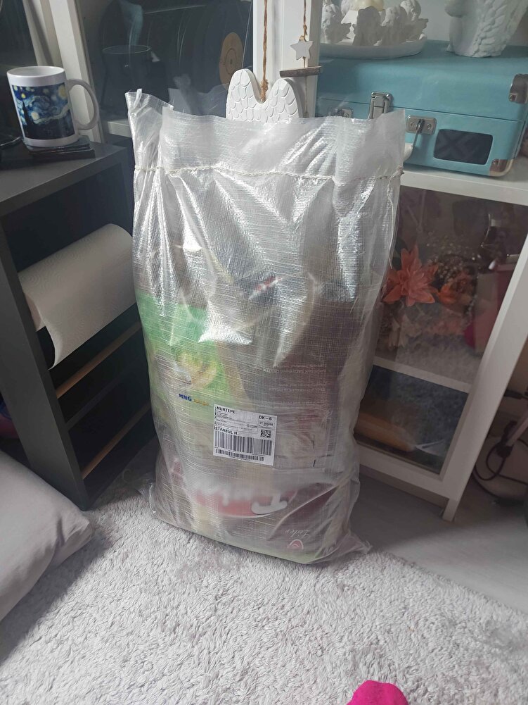 Sokaktaki kediciklerimizi beslemek için aldık. Çuval ile birlikte yollamışlar sağ olsunlar. Kedicikler bunun tadını seviyor.