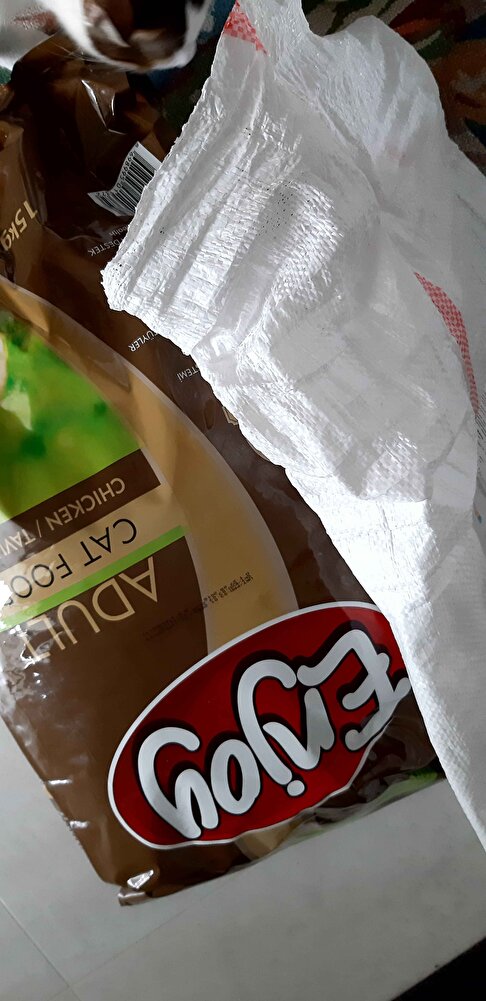 Daha önce de kullandım. Evdeki ve sokaktaki canlar severek yiyorlar.Köpekler de çok seviyor.Firmadan daha önce de alışveriş yapmıştım.Şu an indirimli aldım.Özenle paketlenmiş,çuval içine konmuş,kısa sürede geldi.Tşk.ediyorum.