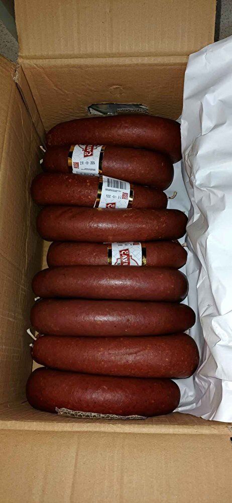 Pazartesi sipariş verdik salı günü ürünler elimize ulaştı. Paketlenmesi iyi olmuş. Sucukların görüntüsü ve kokusu şahane gözüküyor. Tadına baktım harika bizim çok hoşumuza gitti tavsiye ederim. Firma yetkilileri sorduğumuz sorulara hızlı ve gayet kibar bir üslup ile karşılık verdi. Ayrıca hediyeler içinde teşekkür ederiz.