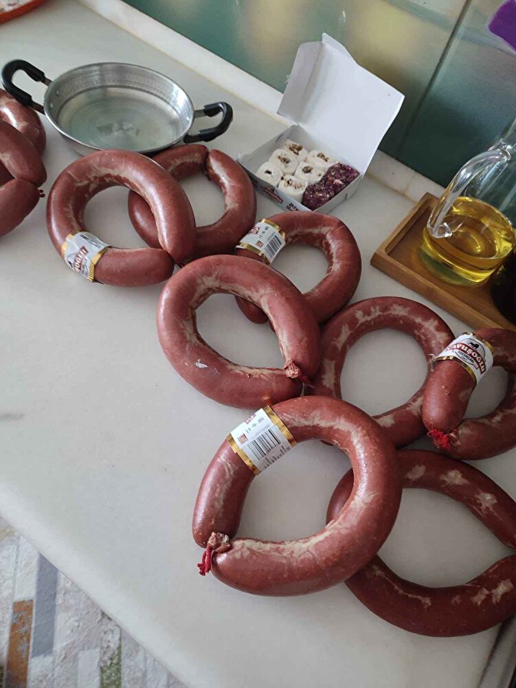 yorumları okuyarak aldım gayet memnun kaldık sucuklar beklediğimden de güzel çıktı.bu fiyata böyle beklemiyordum hediyeler içinde ayrıca tşk ederim kargo çok hızlı 5 kg 10 halka ve büyük halkalar.bitince yine sipariş vercem tşk ler