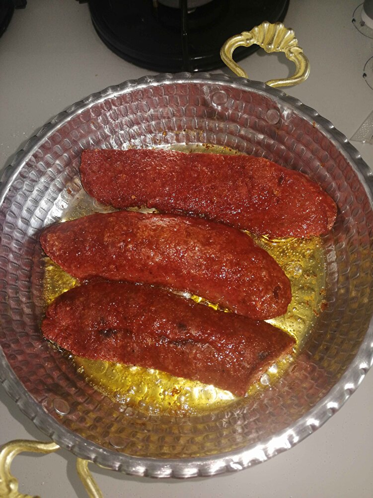 İndirimden 990 TL'ye 5 kg acısız sipariş ettim, çok hafif bir acı var ama güzel.. Vakumlu geldi, 5 kgda 12 kangal vardı, tava ve lokum hediyesi çok şıktı. Lokumu taze ve lezzetliydi. Tavası da hafif ama iş görüyor. Ben kargoyu geldiğinde alamadım 1 gün sonra almama rağmen 42 derece İzmir sıcağında sağlam bir şekilde geldi. Pişirirken yağ koymaya gerek duymadım kendi yağı yeterliydi.