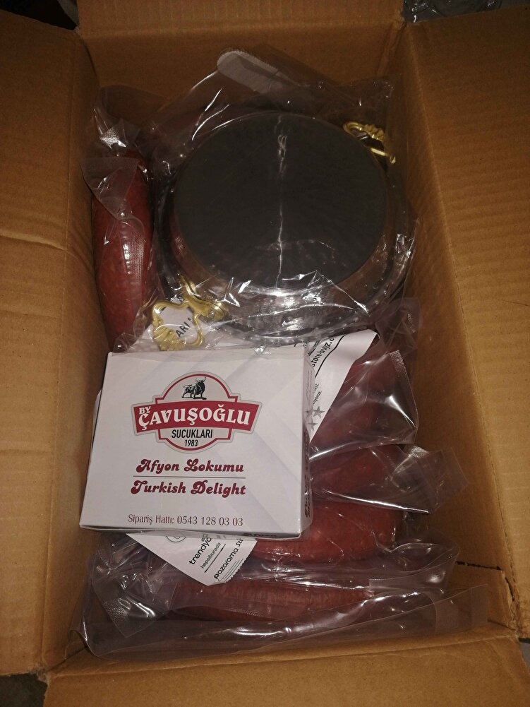 İndirimden 990 TL'ye 5 kg acısız sipariş ettim, çok hafif bir acı var ama güzel.. Vakumlu geldi, 5 kgda 12 kangal vardı, tava ve lokum hediyesi çok şıktı. Lokumu taze ve lezzetliydi. Tavası da hafif ama iş görüyor. Ben kargoyu geldiğinde alamadım 1 gün sonra almama rağmen 42 derece İzmir sıcağında sağlam bir şekilde geldi. Pişirirken yağ koymaya gerek duymadım kendi yağı yeterliydi.