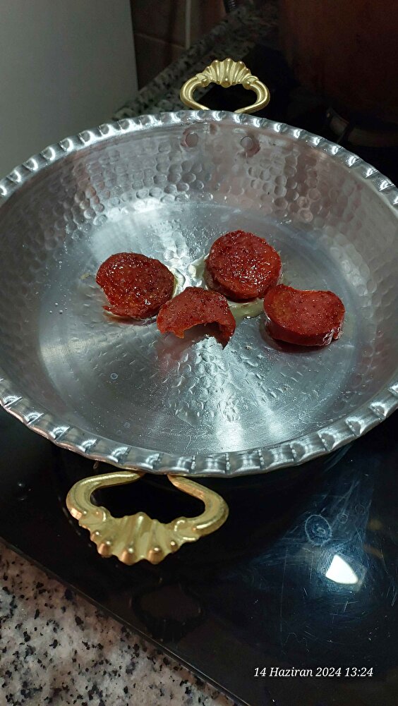 ürün  fiyata Göre  iyi  kargo bir günde geldi hızlı ve düzgün paketlenme 23 tane kangal sucuk geldi ,+tava + ve lokum alinirmi alınır  tadida güzel fiyata göre  olmadığından yorumlara yazmqk için tafina baktım hafif çocukların rahat yiyebilcegi bı sucuk