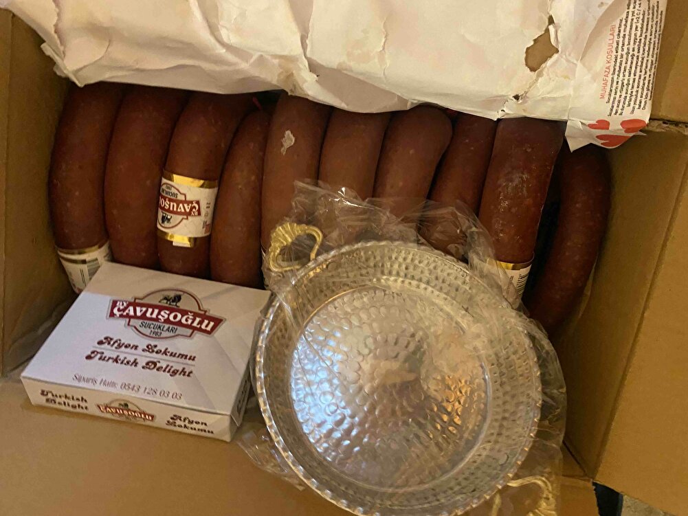 Hediyesi tavası lokumu  10 adet sucuk bu kadar paraya açıkçası hayret ettim açıkçası şüphe bile ettim ama malum marketten de aldığımız sucuklar nasıl  bilemiyoruz,gelince hemen tadına baktım güzel beğendim Tavsiye ediyorum