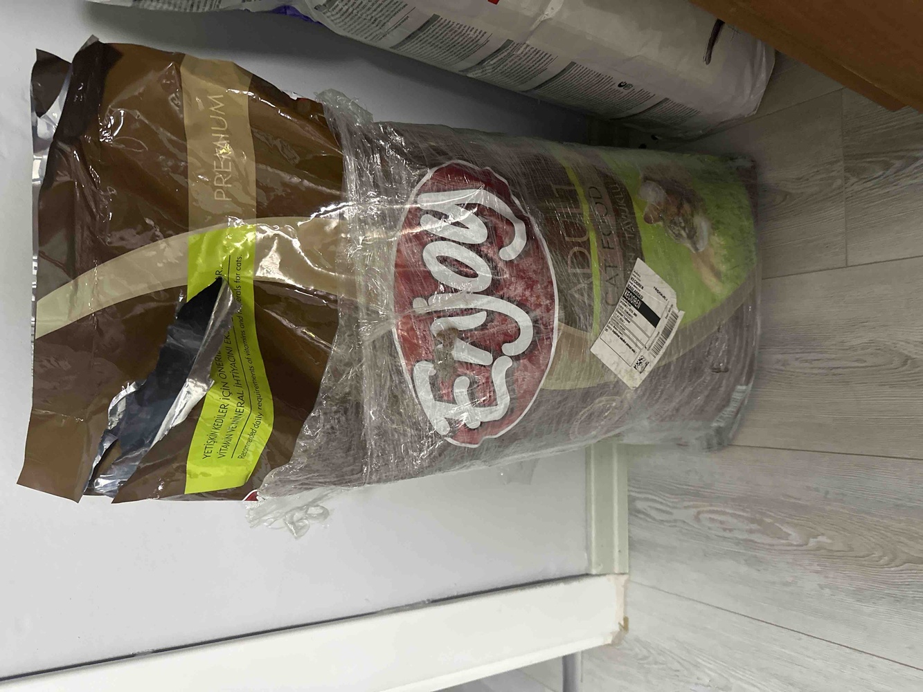 Sokak kedilerine veriyorum seviyorlar