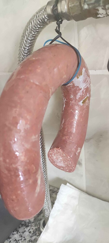 sucukları teslim aldim. küçük hediyeler icin teşekkürler. yedikten sonra yorum tekrar yazacağım. paketleme vakumlu guzel.