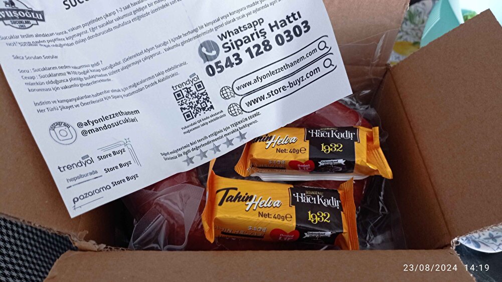 Tüm ailenin onayını aldı.Yağı söylenildiği gibi fazla değil ayrıca...Rahiyası,baharatı,yağı gayet yerinde,yiyince ağırlık ve şişkinlik yapmıyor.Uygun fiyat,üstün kalite...Paketleme ve vakumlama çok iyiydi.Kargoyu açtığımda,bu yaz sıcağı ve kargo ortamını düşününce, en ufak koku bile yoktu...Satıcıyı da,ürünü de tavsiye ederim. Hediye için de tşk ederim...2 kg sipariş için helva paketleri eklenmişti...