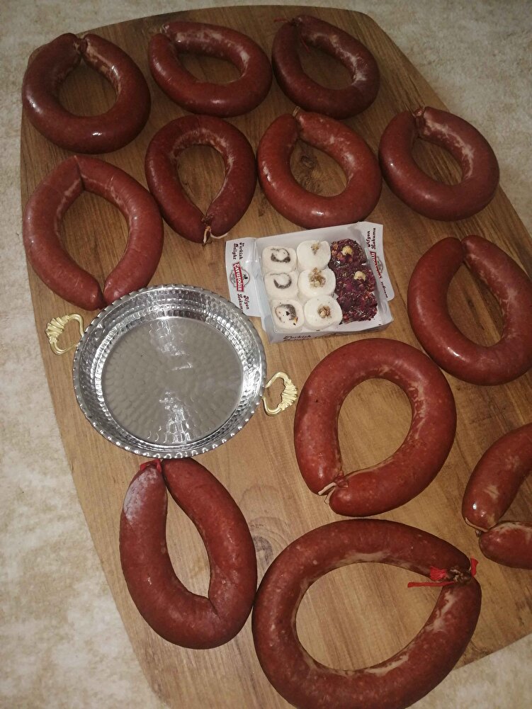 İndirimden 990 TL'ye 5 kg acısız sipariş ettim, çok hafif bir acı var ama güzel.. Vakumlu geldi, 5 kgda 12 kangal vardı, tava ve lokum hediyesi çok şıktı. Lokumu taze ve lezzetliydi. Tavası da hafif ama iş görüyor. Ben kargoyu geldiğinde alamadım 1 gün sonra almama rağmen 42 derece İzmir sıcağında sağlam bir şekilde geldi. Pişirirken yağ koymaya gerek duymadım kendi yağı yeterliydi.