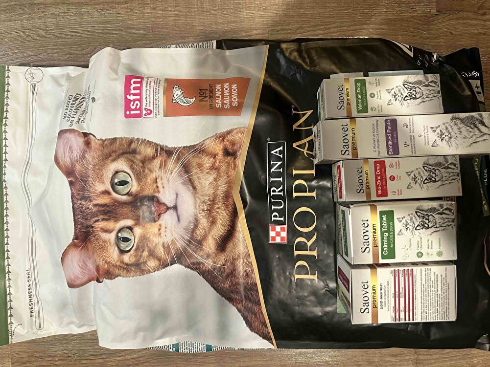 Uzun zamandır kullandığım mama. Ürün orjinal güvenle alışveriş yapabilirsiniz. Hediyeler muazzam 🫶🏼