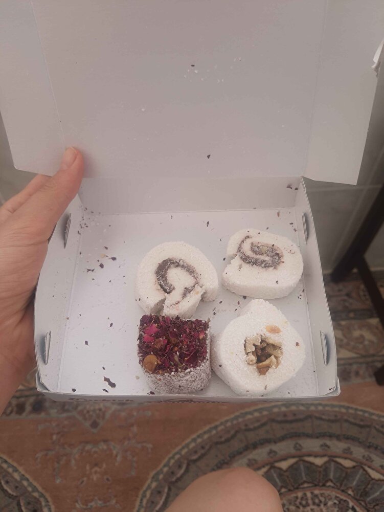 yanında hediye olarak bakır sahan bir de lokum göndermişler teşekkür ederim