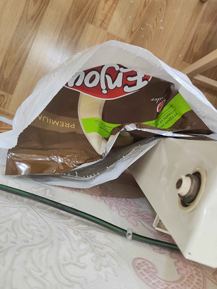 Arkadaşlar satıcı çok ilgili ve profesyonel hızlı güvenli ve sorunsuz kargo teslim. Ürün taze kaliteli ve güzel. dön kullanma tarihi yeni. sokak hayvanları için yıllardır bu markayı alıyorum  kalitesi ve marka çok iyi. Teşekkürler satıcı.