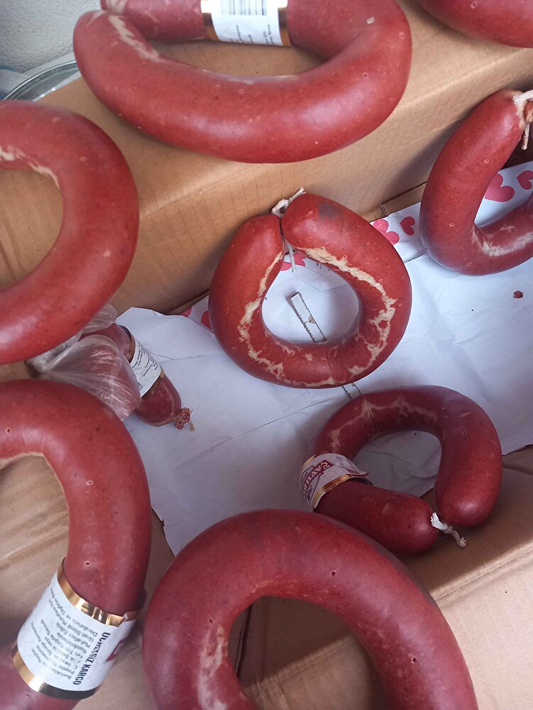 Açıkçası bu kadar övgüyü nasıl aldığına şaşırdım beklentimi karşılamadı marketlerdeki piliç sucuktan farkı yok ama iadeyle uğraşmak istemediğim için çevreme dağıtmayı düşünüyorum tek iyi tarafı ince düşünülmüş hediyeleri ve kargo hızı.Bidaha tercih etmem