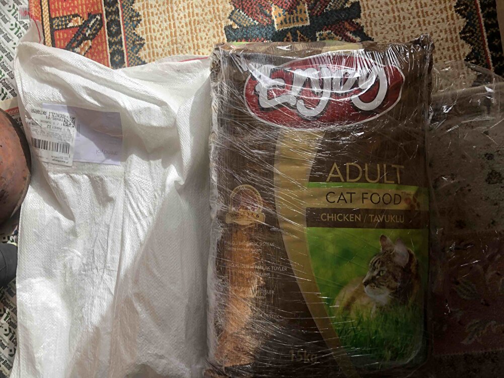 Satıcı doğru ürünü göndermiş. Güzelce streçle sarmış ve temiz bir çuvala koyup korgolamış. Kargodan Hasarsız olarak teslim aldım. Trendyol aracılığıyla KORAY PET MARKETE teşekkürlerimi sunuyorum…