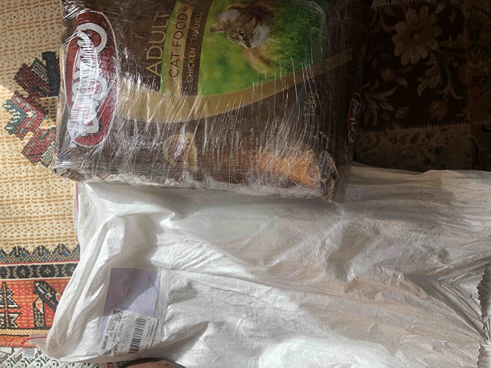 Satıcı doğru ürünü göndermiş. Güzelce streçle sarmış ve temiz bir çuvala koyup korgolamış. Kargodan Hasarsız olarak teslim aldım. Trendyol aracılığıyla KORAY PET MARKETE teşekkürlerimi sunuyorum…