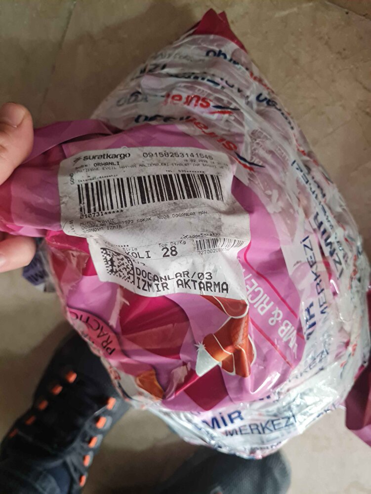 iki paket sipariş ettik patlak ve yarim geldi.icindeki orjinal mama değil sadece paket ayni içeriği açılıp başka dolum yapılmış. insanlarin parasına yazik