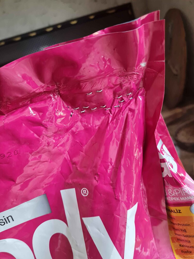 iki paket sipariş ettik patlak ve yarim geldi.icindeki orjinal mama değil sadece paket ayni içeriği açılıp başka dolum yapılmış. insanlarin parasına yazik