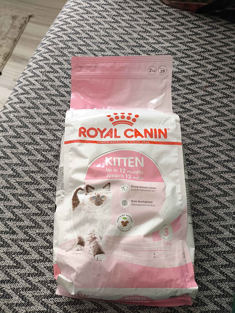 Ürün orjinal fiyat petshoplara göre çok uygun alırken hiçbir şüpheniz olmasın çok memnun kaldım. kedimin sağlığı için bu mama çok iyi 1 yaşına gireseye kadar buradayız.