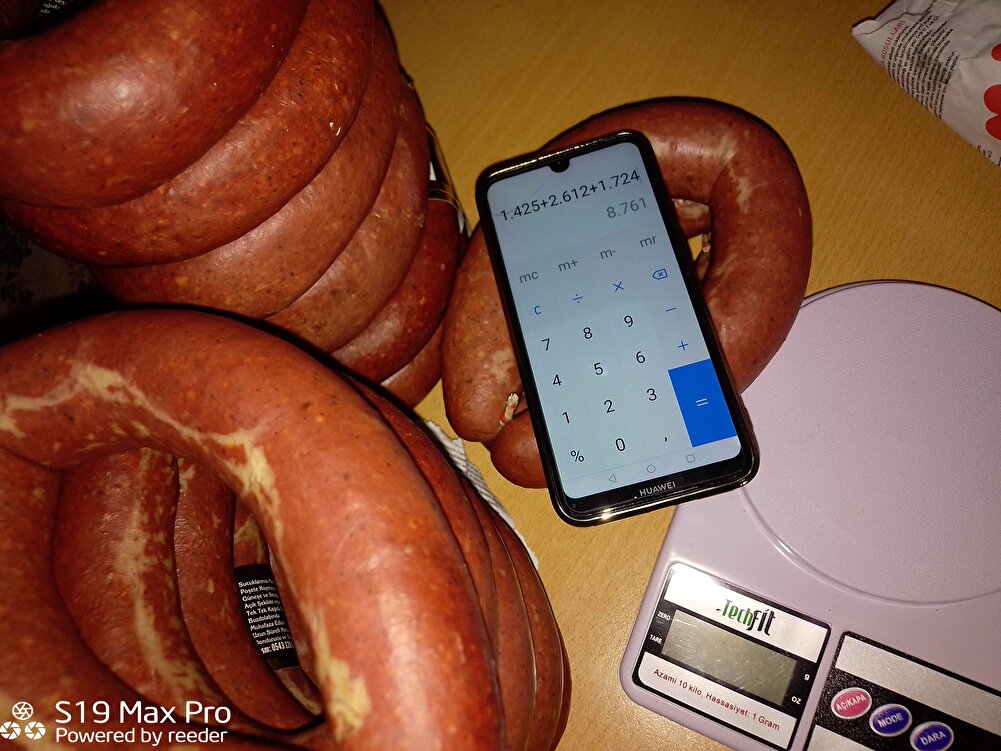 Ürünü tartan arkadaş 5 kg lık iki siparişte  1239 Gr eksik koymuş, hediye olduğu iddia edilen lokumlar ve tavalar, dana eti olmayan bu tavuk sucuklarının satışını arttırmak için kurulmuş bir tuzakmış meğer kesinlik tavsiye etmiyorum pişman oldum. Çünkü tavuk sucuğunun kilosu 170 200 ₺ arası - bunların ise 400 ₺ ye geliyor.