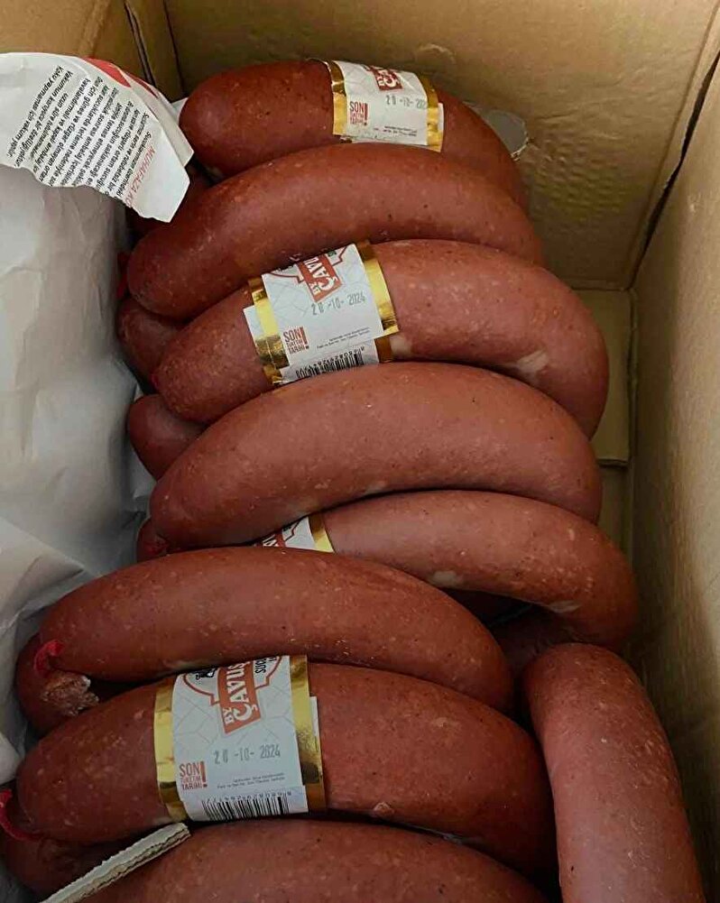 Kayseri sucuguna alışmış olduğumuzdan olsa gerek bize biraz baharatı eksik geldi.ama bu sucukta gün boyu rahatsız eden bir mide kokusu da yaşamadık,biz beğendik.hediyeler için de teşekkürler.en güzeli de satıcının tüm sorularıma hızlı ve nazik cevap vermesi, ürünlerinin arkasında durması..