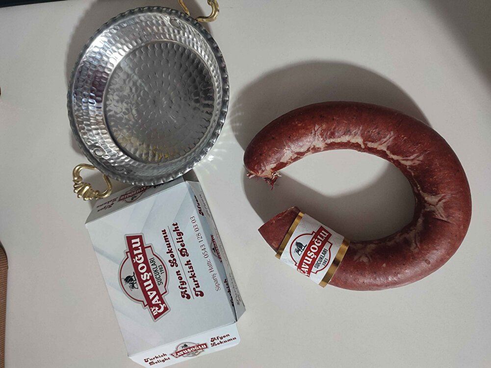 Bittikçe aldığım bir ürün gelir gelmez bir kangal bitti bile. Market ürünlerine göre daha lezzetli ve fiyatı da uygun. Yanında lokum ve tava da göndermişler, Önce ki aldığımda da gelmişti hediyeleriniz için teşekkür ederim. Bol bereketli kazançlar dilerim.