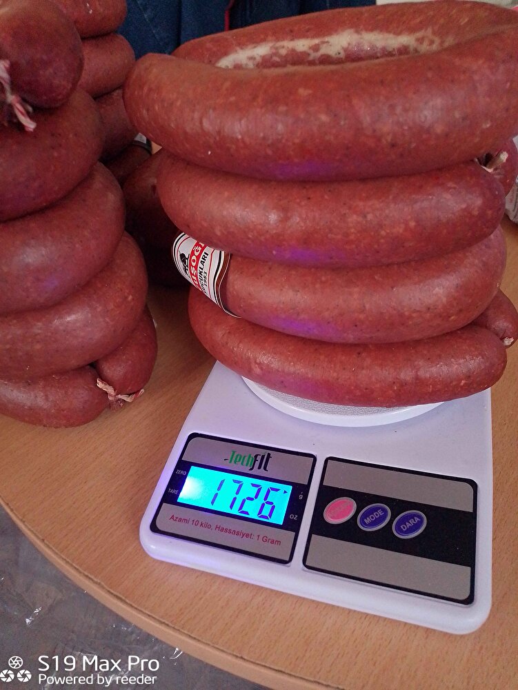 Ürünü tartan arkadaş 5 kg lık iki siparişte  1239 Gr eksik koymuş, hediye olduğu iddia edilen lokumlar ve tavalar, dana eti olmayan bu tavuk sucuklarının satışını arttırmak için kurulmuş bir tuzakmış meğer kesinlik tavsiye etmiyorum pişman oldum. Çünkü tavuk sucuğunun kilosu 170 200 ₺ arası - bunların ise 400 ₺ ye geliyor.