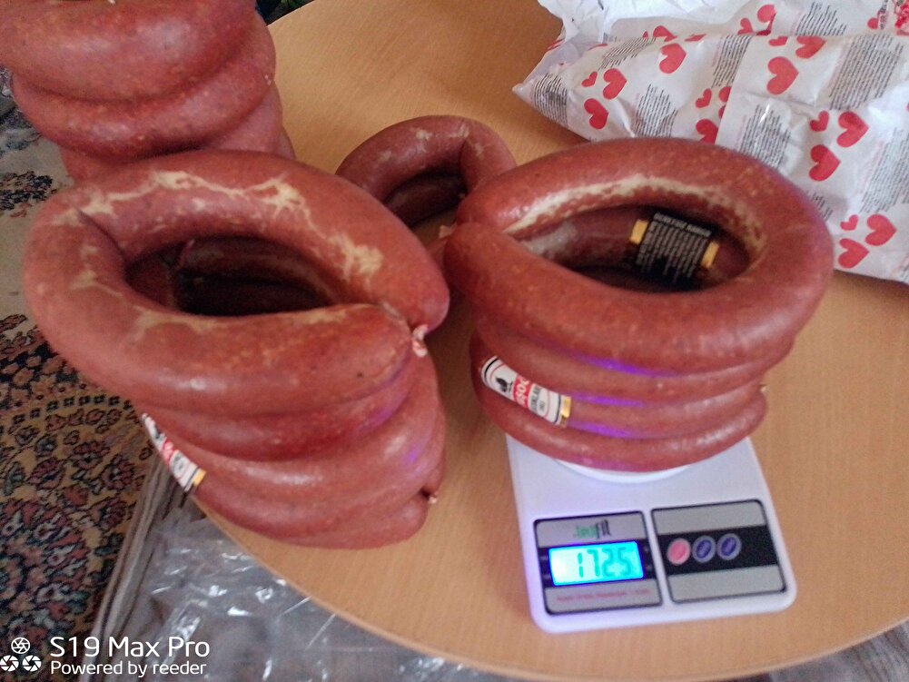 Ürünü tartan arkadaş 5 kg lık iki siparişte  1239 Gr eksik koymuş, hediye olduğu iddia edilen lokumlar ve tavalar, dana eti olmayan bu tavuk sucuklarının satışını arttırmak için kurulmuş bir tuzakmış meğer kesinlik tavsiye etmiyorum pişman oldum. Çünkü tavuk sucuğunun kilosu 170 200 ₺ arası - bunların ise 400 ₺ ye geliyor.