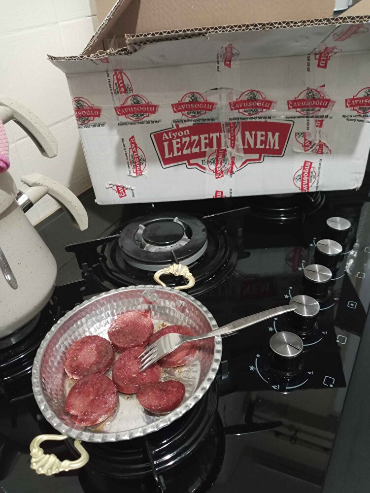 Buketin orkidelerinden biriyim ona güvendiğim için denemek istedim. Hızlı kargo özenli paketleme ve tadı harika. Tek sorun acısız istediğim halde acılı geldi çocuklarım yiyemiyor çok acı ama lezzeti mükemmel. Keşke buna dikkat edilseydi sonuçta çocuklarım için almıştım.