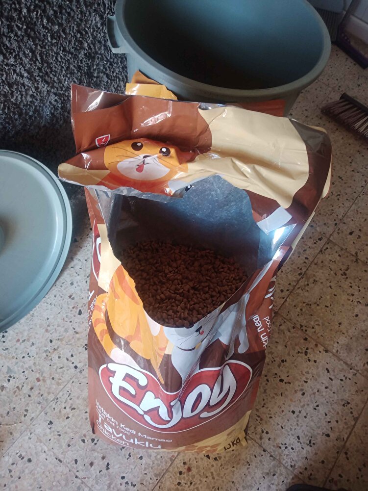 Çocuklarım severek yiyorlar hem bahçemde hem sokağımdaki Canları besliyorum, güzel bir mama