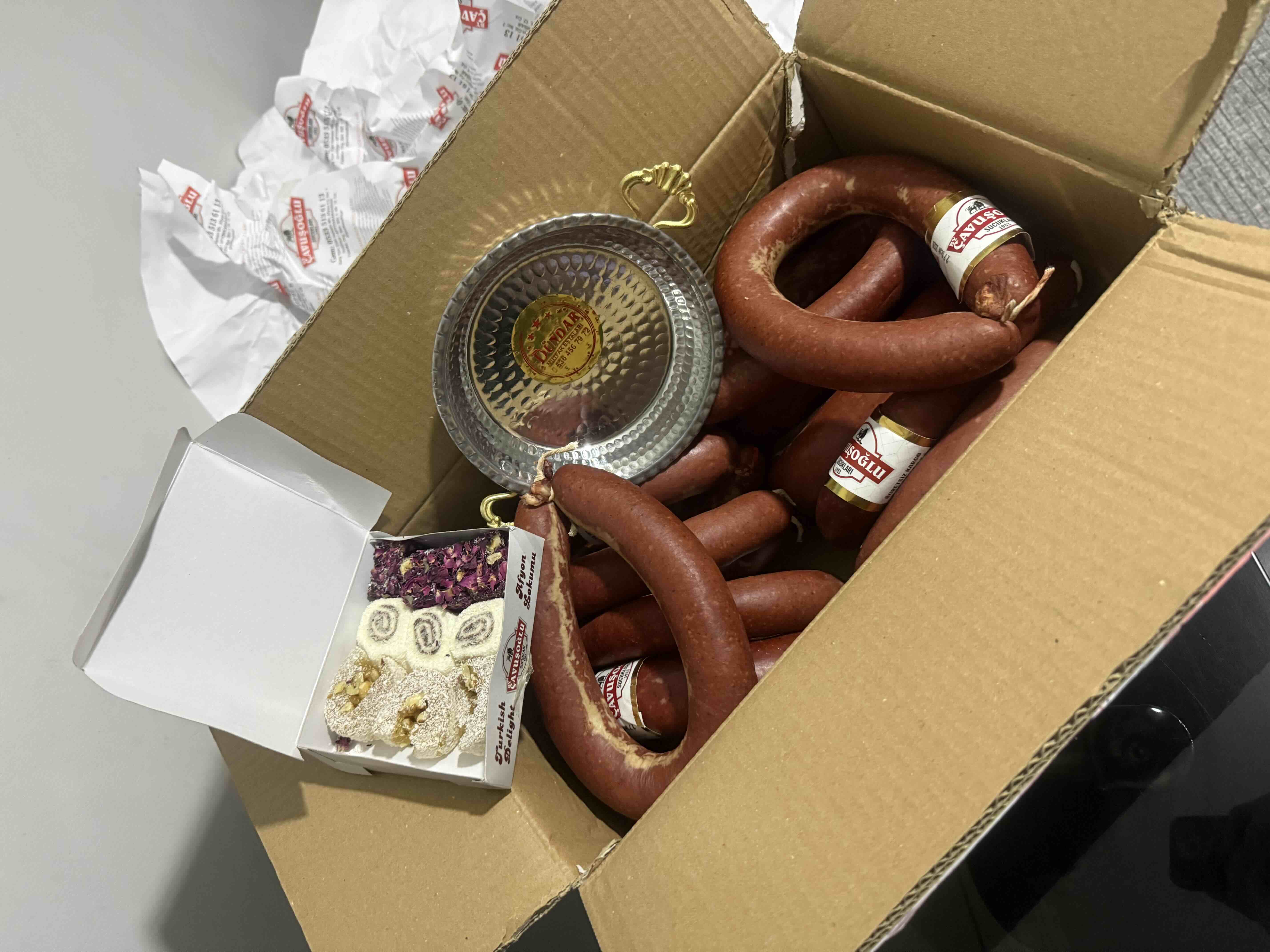 o kadar özenli ve muntazam paketlenmis ki. saticiya hediyeleri icin de cok tesekkur ederiz. bir sucuk paket acilimi ancak bu kadar mutlu edebilirdi 😂 daha yeni geldi hemen birer dilim kizartip yedik ve afyon dinlenme tesisindeki sucuklarin aynisi lezzetini cok begendik❤️❤️