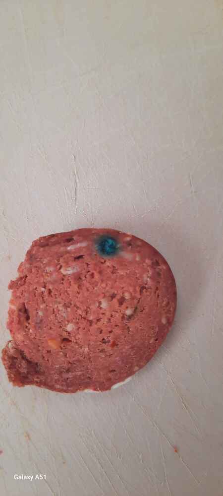 ilk yaptığımızda çok beğendik ama bugün keserken böyle birşey çıktı içinden ne olduğunu anlamadık