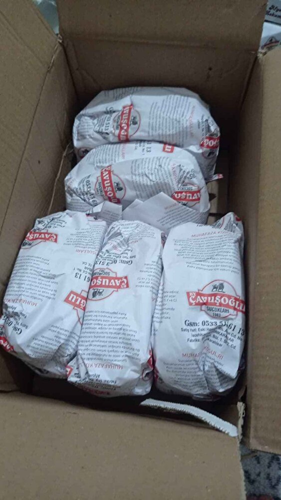 normalde kendi kasabim dışında sucuk almam. Maalesef kasabim kapandigi için dışardan almak zorunda kaldim. Güvendiğim Instagram sayfalarından @nihalblogg  tavsiyesi ile aldım. gerçekten güzel lezzetli aşırı baharata bogmamislar Gerçek et lezzeti var özellikle lokumuna bayıldım. hediyesinin yanında bir tane daha sipariş verdim tava ve hediye lokum içinde teşekkürler. Yurt içi kargo ile geldi 2 günde paketleme gayet başarılı