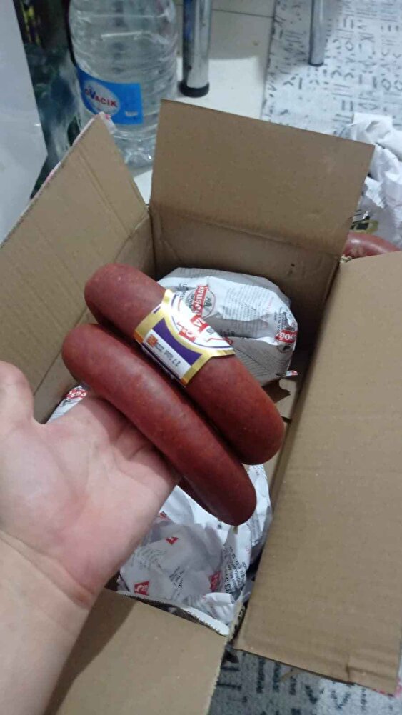 normalde kendi kasabim dışında sucuk almam. Maalesef kasabim kapandigi için dışardan almak zorunda kaldim. Güvendiğim Instagram sayfalarından @nihalblogg  tavsiyesi ile aldım. gerçekten güzel lezzetli aşırı baharata bogmamislar Gerçek et lezzeti var özellikle lokumuna bayıldım. hediyesinin yanında bir tane daha sipariş verdim tava ve hediye lokum içinde teşekkürler. Yurt içi kargo ile geldi 2 günde paketleme gayet başarılı