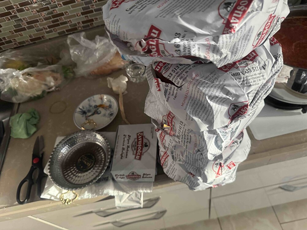 Hemen bir kangalı yedik deneyip yorum yazmak istedim. Keserken parça et gibi değildi fakat yağ oranı çok az lezzetli baharatı insanı hiç rahatsız etmeyen bir sucuk yedik. Yaklaşık beş saat geçti midemize de dokunmadı. Malum en iyi gurme insanın midesi 😀 yanında hediye lokum ve sunum sahanı yollamışlar teşekkürler bereketli kazançlar