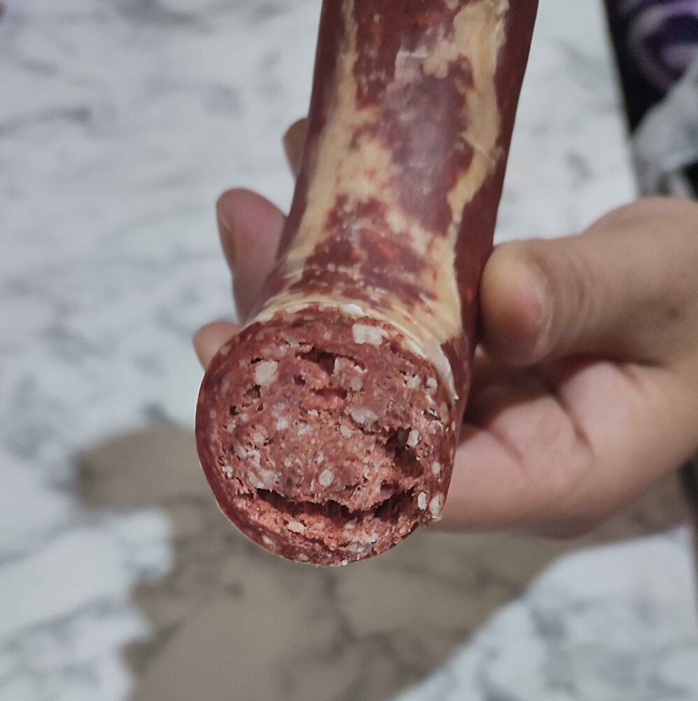 5 kilo acılı sipariş verdim yarısını acısız göndermişler.Sucukların içi hep boşluklu ve sinirli bir et.Fenomenlerin tanıtımıyla almıştım ama gösterdikleri gibi gelmedi.5 yıldız hakketmiyor üstte kalması için 5 yıldız veriyorum.👎