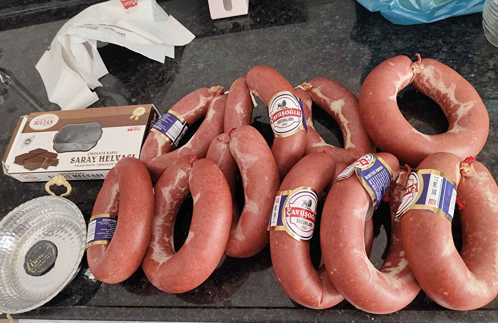 harika lezzet özenli paketleme ilk defa aldım yorumlara bakarak iyikide almışım helali hoş olsun paranın son kuruşuna kadar hak ediyorlar paketleme içerisinde haricen poşette gönderilmiş tava ve saray helvası hediye koymuşlar çok teşekkür ederim tek adresimizsiniz artık🥰👏👏