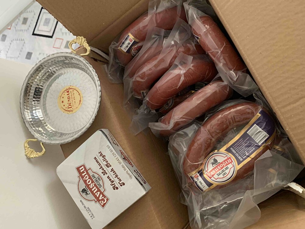 Siparişi verdikten sonra ürünleri vakumlayıp kargoya verir misiniz diye rica etmiştim sağolsunlar hepsini ayrı ayrı paketleyip yollamışlar. Yediğim en iyi sucuklardan biri olabilir, az yağlı, baharat oranı dengeli ve lezzetli. Sipariş etmekte tereddüt herkese tavsiye ediyorum.