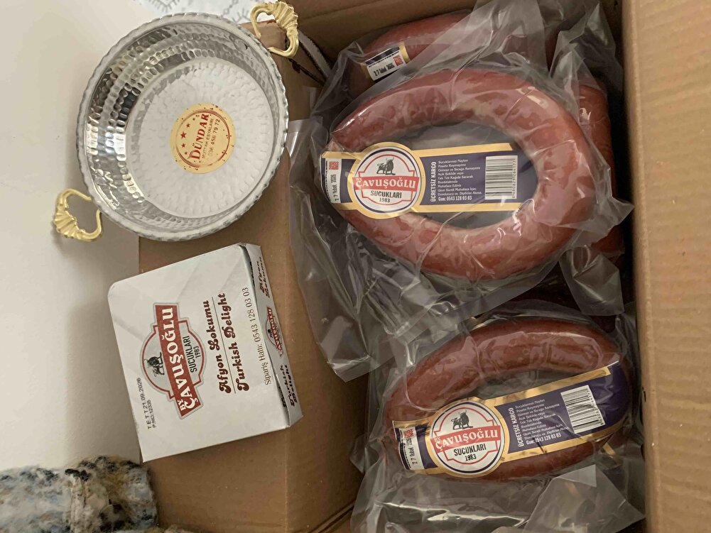 Siparişi verdikten sonra ürünleri vakumlayıp kargoya verir misiniz diye rica etmiştim sağolsunlar hepsini ayrı ayrı paketleyip yollamışlar. Yediğim en iyi sucuklardan biri olabilir, az yağlı, baharat oranı dengeli ve lezzetli. Sipariş etmekte tereddüt herkese tavsiye ediyorum.