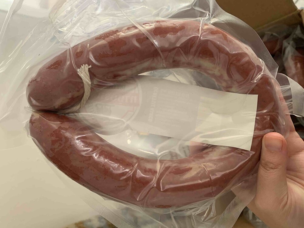 Siparişi verdikten sonra ürünleri vakumlayıp kargoya verir misiniz diye rica etmiştim sağolsunlar hepsini ayrı ayrı paketleyip yollamışlar. Yediğim en iyi sucuklardan biri olabilir, az yağlı, baharat oranı dengeli ve lezzetli. Sipariş etmekte tereddüt herkese tavsiye ediyorum.