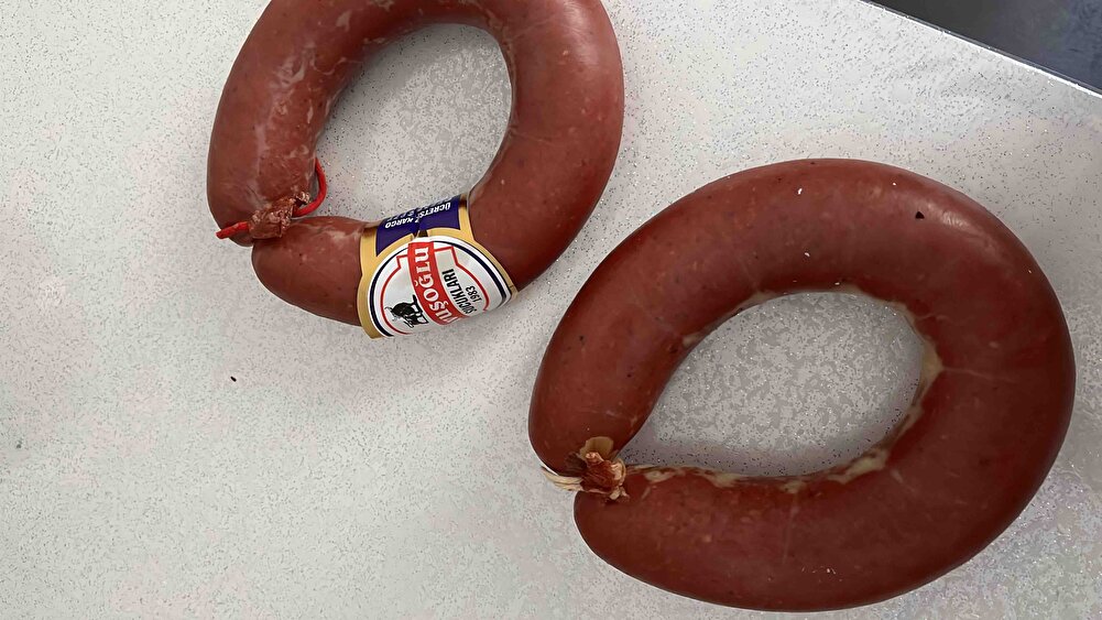 Ürüne bayıldım bı tanesını hemen tost yaptık aşırı lezzetlı çok taze daha kolu gelır gelmez taze buram buram mıs gıbı sucuk koktu kokuyu açmadan hedı lokum ve mını sahan ıcınde çok teşekkür ederım bıttıkce tekrar alısverısım olucak tereddütsüz alabılırsınız