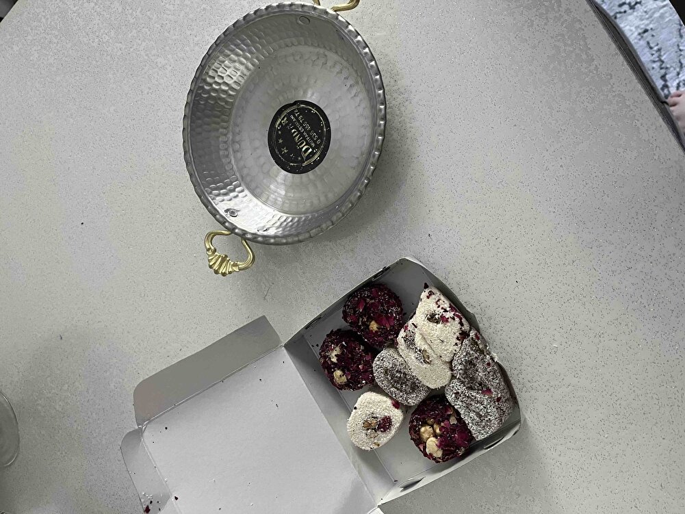 Ürüne bayıldım bı tanesını hemen tost yaptık aşırı lezzetlı çok taze daha kolu gelır gelmez taze buram buram mıs gıbı sucuk koktu kokuyu açmadan hedı lokum ve mını sahan ıcınde çok teşekkür ederım bıttıkce tekrar alısverısım olucak tereddütsüz alabılırsınız