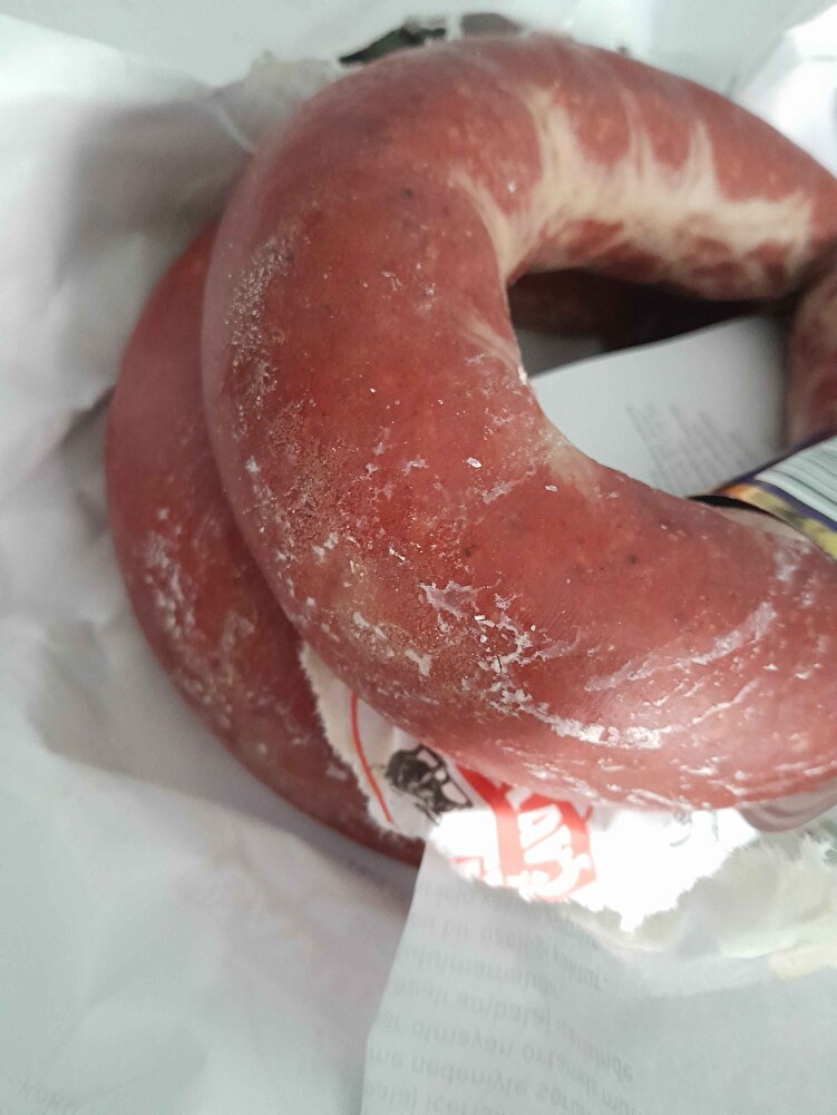 acısız sipariş vermiştim çocuklar için ama acılı gelmiş birde sucuklarin dışında beyaz beyaz lekeler vardı bozulma belirtileri sanırım fenomen tavsiyesiyle almıştım ilk siparişimdi ama çokta memnun kalamadım malesef daha dikkatli olunsaydi keşke 5 kilo sucuk az değil çünkü