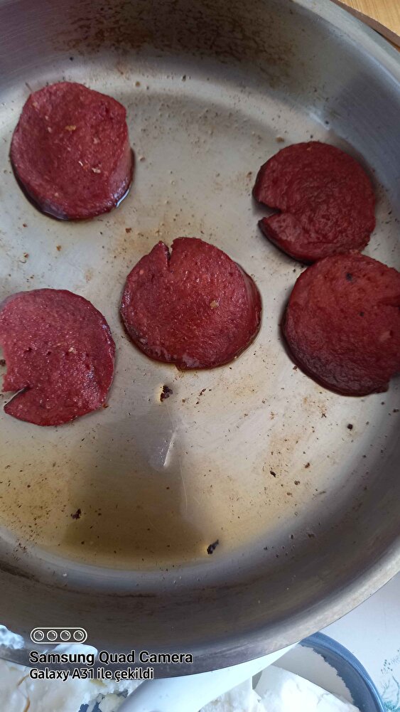 elinize sağlık ama biraz fazla tuzlu geldi ev yapımından çok hazır sucuk gibi tadı var