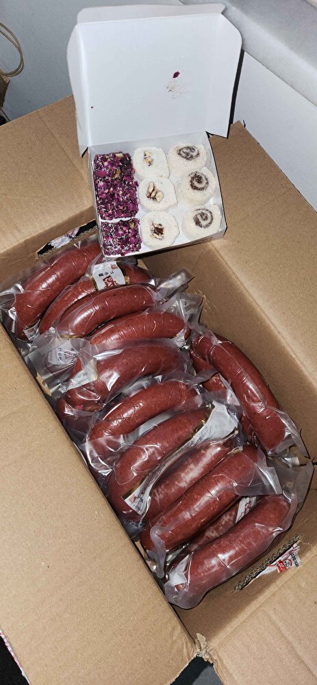 cok lezzetli özenli paketleme hızlı kargo 5 kg aldim içinden 11 tene sucuk çıktı yaninda tava vede lokum hediye çıktı teşekkürler