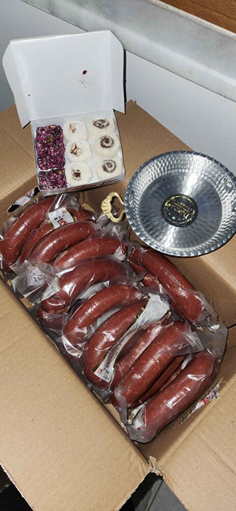 cok lezzetli özenli paketleme hızlı kargo 5 kg aldim içinden 11 tene sucuk çıktı yaninda tava vede lokum hediye çıktı teşekkürler
