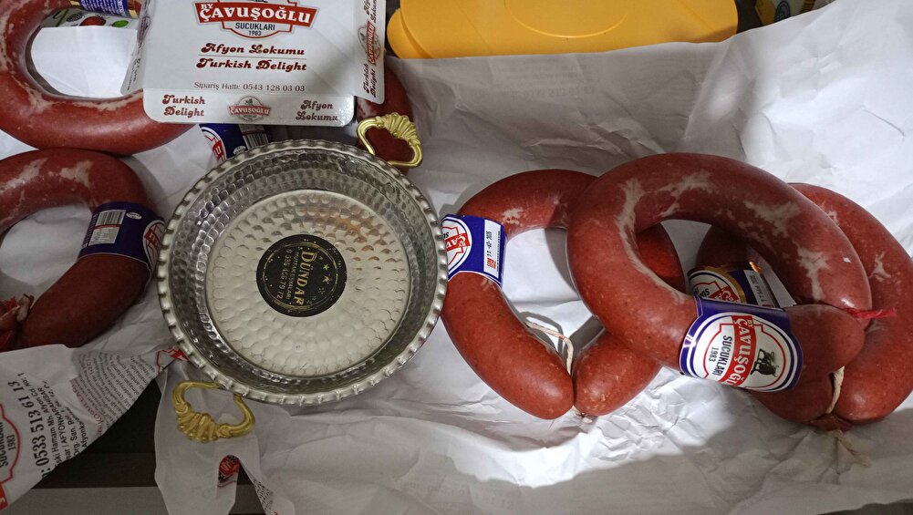 Açıkcası yorumlara bakarak aldım, herkes memnun olduğunu yazmış. Afyon'dan sürekli sucuk sipariş ettiğim firmam var ama bu sefer burayı denemek istedim. Fakat bana tadı ve pişme şekline göre pişirilmiş salama benzettim. Gerçek dana sucuğu biraz sert olur, bu ne yazık ki daha yumuşak. Hatta sucuğu tadan herkes de benimle aynı fikirdeydi. sucukları öyle ya da böyle bir şekilde bitireceğiz. Gönderilen lokum ve tava hediyesi içinde çok teşekkür ederim.