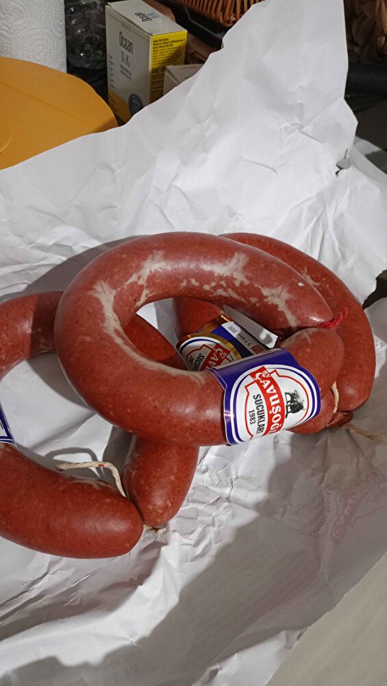 Açıkcası yorumlara bakarak aldım, herkes memnun olduğunu yazmış. Afyon'dan sürekli sucuk sipariş ettiğim firmam var ama bu sefer burayı denemek istedim. Fakat bana tadı ve pişme şekline göre pişirilmiş salama benzettim. Gerçek dana sucuğu biraz sert olur, bu ne yazık ki daha yumuşak. Hatta sucuğu tadan herkes de benimle aynı fikirdeydi. sucukları öyle ya da böyle bir şekilde bitireceğiz. Gönderilen lokum ve tava hediyesi içinde çok teşekkür ederim.