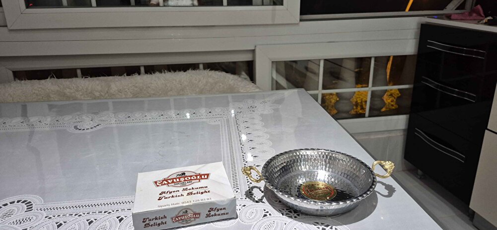 ürün çabuk geldi .cuma gönderildi cumartesiye geldi yurt içi kargoyu takip ettim bütün ilçeyi dolaşıp kapımın önünden geçti teslim edilemedi yazdı şok oldum ne aradı ne eve geldi eşim sağolsun sucuğu kızım yedi beğendi hediyeler için teşekkür ederim.yurt içi ile çalışmayın.Sıkıntılı..